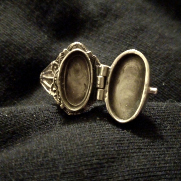 Vintage Onyx Poison ring - Picture 2 of 4